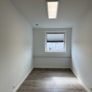 Kontor 10,7 m2. Min. lejeperiode: 12 måneder.